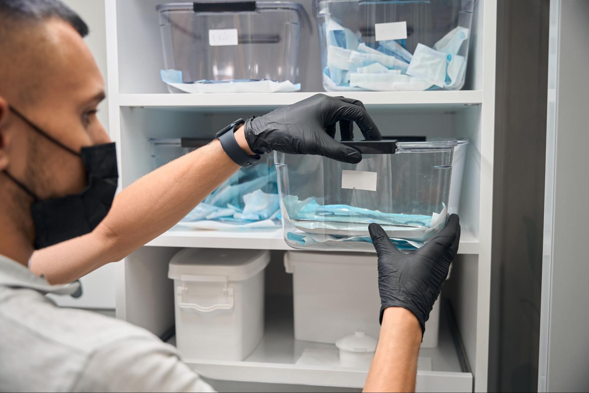 Laborant uskladňuje sterilní materiál.