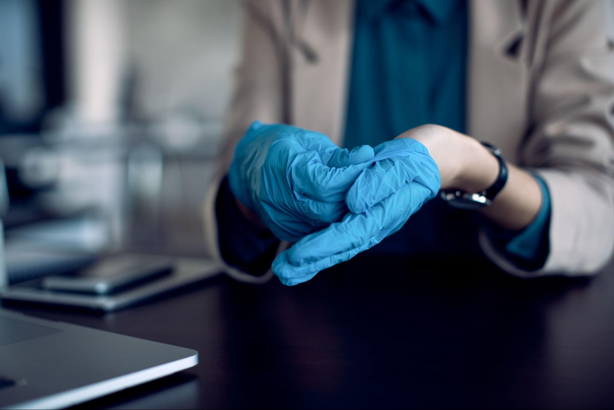 doktor zvlieka rukavice z ruk