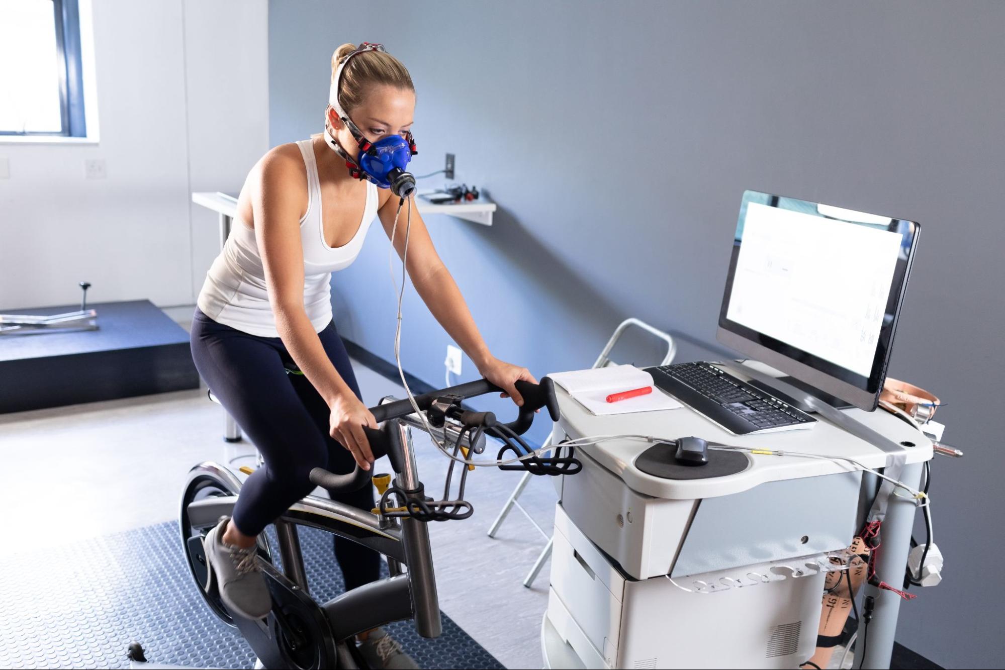 Žena vykonáva záťažový test na bicyklovom ergometri