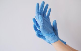 doktor si nasadza rukavice